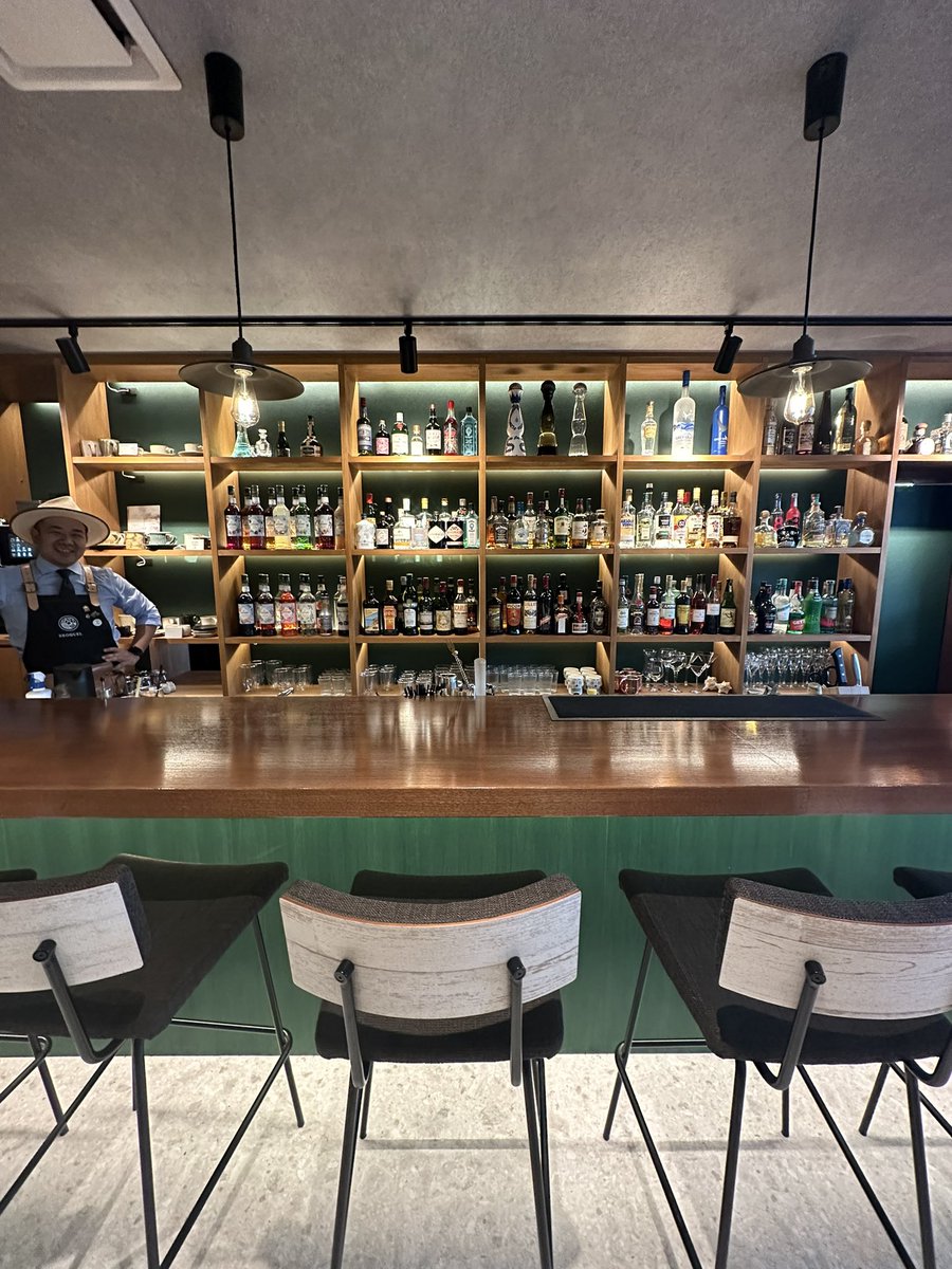 TAKA49HIDE's tweet photo. 岩屋のポートターミナルの２階にあるカフェ&amp;バー。職場でお世話になったバーテンダーの方がやってます。テイクアウトもできるので、船待ちの時間などによければ立ち寄ってください☕️めっちゃバーですけど、ソフトドリンクいっぱいあります。 #BROQUEL #ブロッケル https://t.co/D8XqOTHIQi