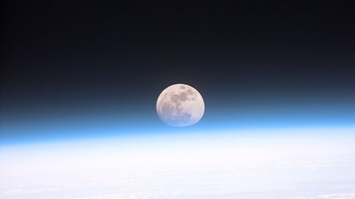 INGVambiente's tweet image. Sapevi che dalla Terra vediamo sempre la stessa #faccia della #Luna? Questo avviene poiché il periodo di rotazione della Luna, circa 27 giorni, è uguale al tempo che impiega ad orbitare attorno alla #Terra. Scopri di più sul blog #INGVambiente: buff.ly/3tsTRDS