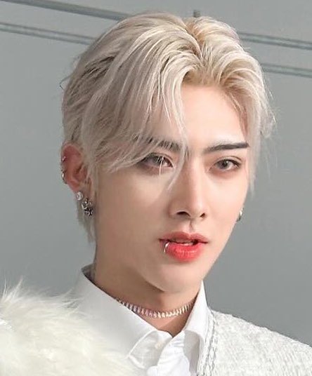 haeshion's tweet photo. HIS LIP PIERCING???????? https://t.co/BnSPPVdq2W