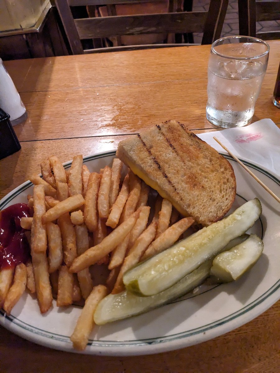 BrookeRandell's tweet photo. I asked if pickles came on the side of my grilled cheese and they gave me like 5 (I already ate a couple) spears. This is the correct pickle energy. The pickle gods have smiled upon me. https://t.co/Nmu2QZAXSw