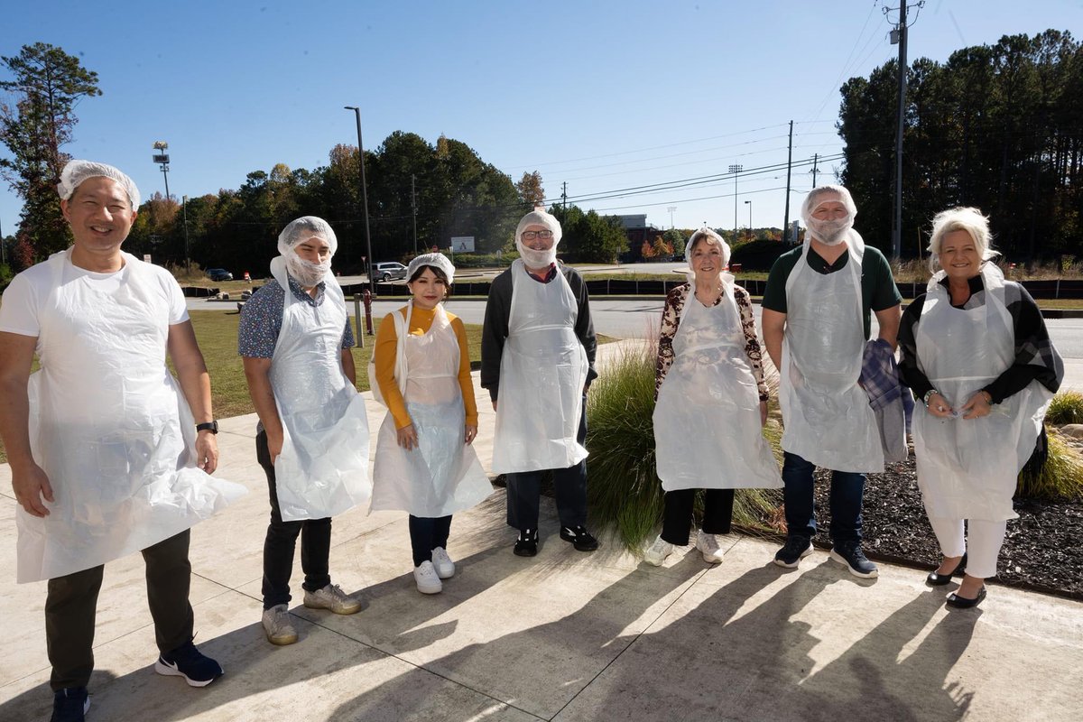 Agnes_Mayasari's tweet photo. Had fun today with @jcfilms_northgeorgiaclub helping Feed The Hungry Community Service 

Many volunteers prepped over 60,000 meals today and I’m grateful to be one of them! 

Thank you @sheila_m_hogle for inviting me! https://t.co/5DMGhr6VBR