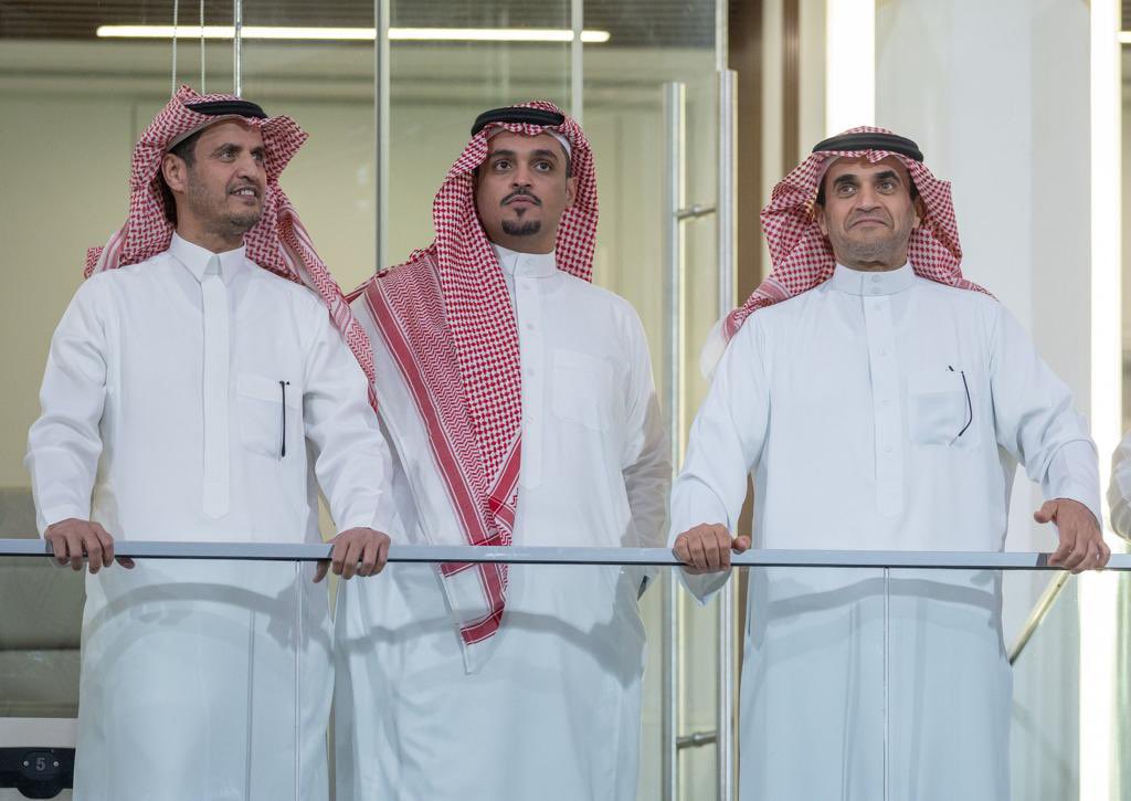 صورة تحكي  نظرة التأمل والاعتزاز والفخر  بإنجزه  لوعده وفرحته  وسط  محبيه
#خالد_البلطان
#ملعب_الشباب 

عطونا صور القادح  في افتتاح الملعب   21- 10 - 2023  
تحت هذه التغريدة 🌺🌺