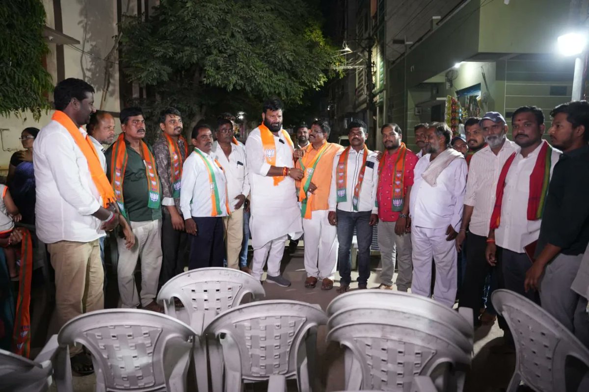assembly90656's tweet photo. *సాయిబాబా నగర్, వీరస్వామి బస్తీల నుండి బీజేపీ లో చేరికలు..*

*కుత్బుల్లాపూర్ అభివృద్ధి శ్రీశైలం అన్న తోనే సాధ్యం -  సాయిబాబా నగర్, వీరస్వామి బస్తీ ప్రజలు..* https://t.co/ZDdXpMGMEh