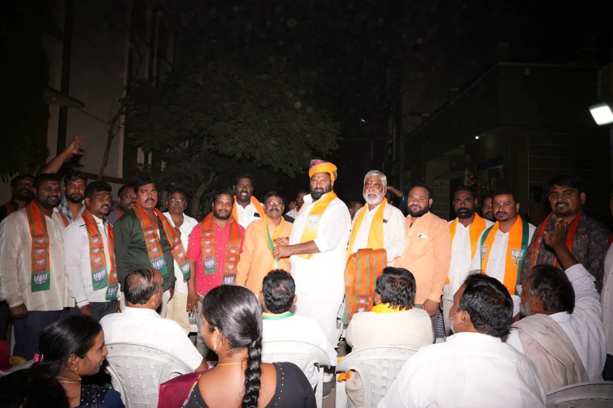 assembly90656's tweet photo. *సాయిబాబా నగర్, వీరస్వామి బస్తీల నుండి బీజేపీ లో చేరికలు..*

*కుత్బుల్లాపూర్ అభివృద్ధి శ్రీశైలం అన్న తోనే సాధ్యం -  సాయిబాబా నగర్, వీరస్వామి బస్తీ ప్రజలు..* https://t.co/ZDdXpMGMEh