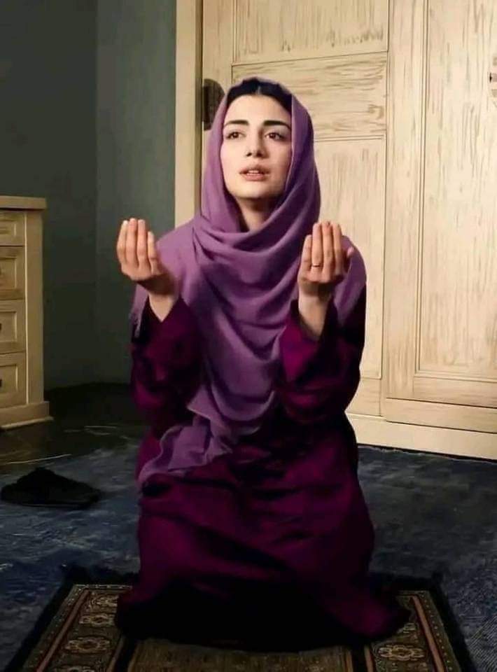 مولااى انى ببابك قد مددت يدى.. 
مالى الوز به الاك ياسندى.. 
مولاااى يامولاااى. 
اقوم بالليل والاسحار ساجية... 
ادعو وهمس دعائى بالدموع ندى.