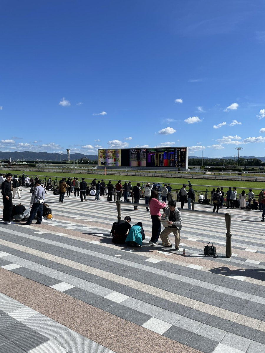 anasaburo's tweet photo. またまた京都競馬場に来ましためちゃくちゃ天気も良く綺麗で最高です
馬券買いました https://t.co/B3ycJRJptN