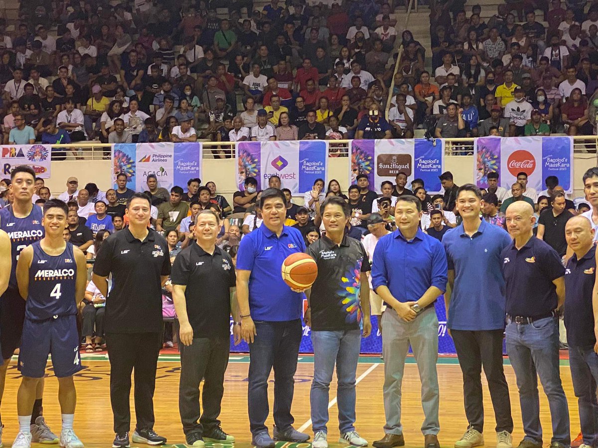 GAB Chairman Atty. Richard S. Clarin attended the 𝐏𝐁𝐀 𝐄𝐱𝐡𝐢𝐛𝐢𝐭𝐢𝐨𝐧 𝐆𝐚𝐦𝐞 𝟐𝟎𝟐𝟑 during the Masskara Festival, which was themed "𝐏𝐚𝐬𝐢𝐤𝐥𝐚𝐛𝐚𝐧 𝐬𝐚 𝐒𝐮𝐩𝐞𝐫𝐜𝐢𝐭𝐲," featuring the Rain or Shine and Meralco Bolts teams on 19 October 2023.