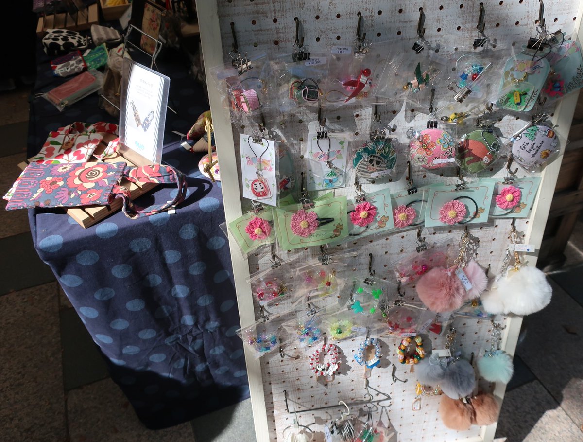 f_choson_fair's tweet photo. ハンドメイドの雑貨から、かりんとうなど出品しているのは大刀洗町の「大刀洗町マルシェ　かてて」さんです😊手作りのかりんとうはオヤツにピッタリ！お土産にもどうぞ😉！

#第14回ふくおか町村フェア　#大刀洗町　#ハンドメイド　#可愛いエコバッグも https://t.co/wpmbZqcmr2