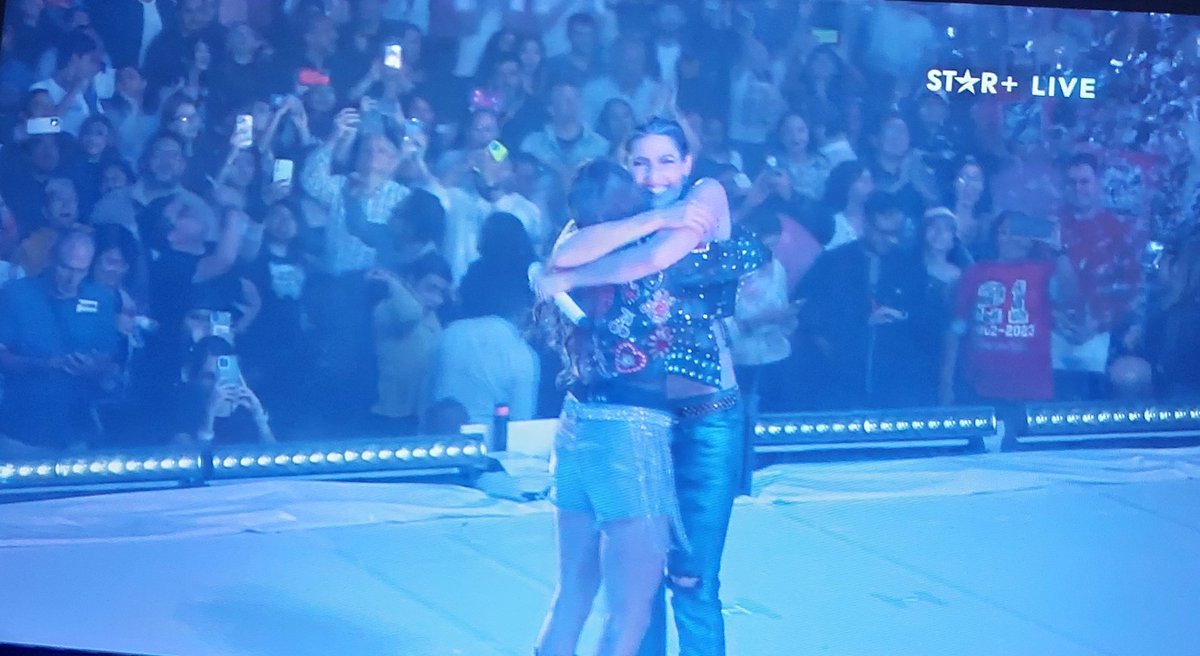 EricasolangeAn1's tweet photo. La verdad no me había dado cuenta de cuanto extraño esto fue hermoso vivir este gran show aunque sea a la distancia ¡Las Quiero! ❤️🇦🇷 #GiraMiSalidaContigo #HaAshStarPlusLive #AuditorioNacional #ReinasDelSoldout @haashoficial https://t.co/XUnfoRVj1C