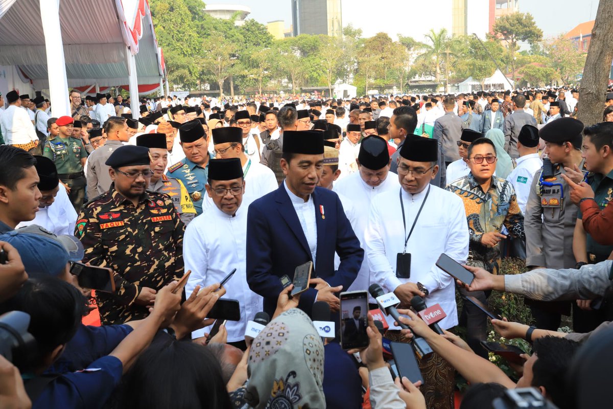 FayaAtika's tweet photo. Presiden Jokowi tiba pukul 06.11 WIB. Untuk memimpin  Apel Hari Santri 2023 di Monumen Tugu Pahlawan Surabaya, 
Dan Gusmen Yaqut yg bertindak sebagai Komandan Apel Santri terlihat gagah dengan uniform Banser 
Beliau adalah Ketum GP Anshor 

#JihadSantriJayakanNegeri https://t.co/AypbglZsx4