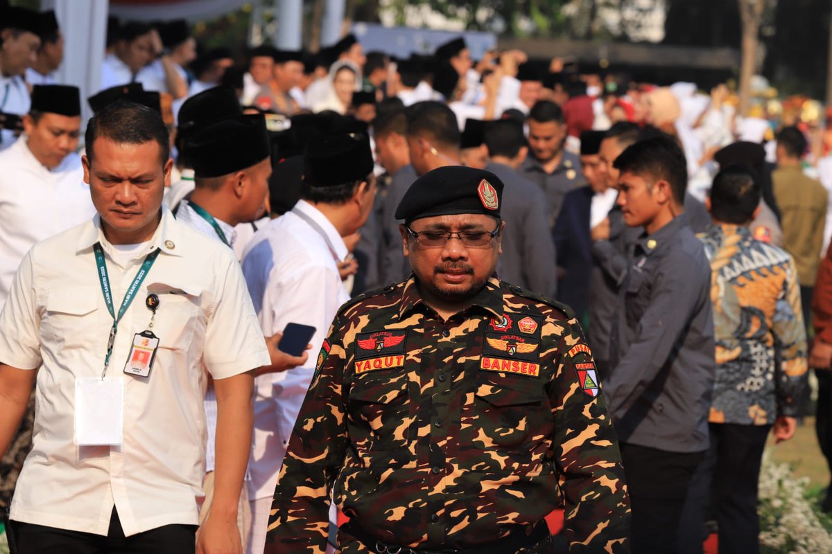 FayaAtika's tweet photo. Presiden Jokowi tiba pukul 06.11 WIB. Untuk memimpin  Apel Hari Santri 2023 di Monumen Tugu Pahlawan Surabaya, 
Dan Gusmen Yaqut yg bertindak sebagai Komandan Apel Santri terlihat gagah dengan uniform Banser 
Beliau adalah Ketum GP Anshor 

#JihadSantriJayakanNegeri https://t.co/AypbglZsx4