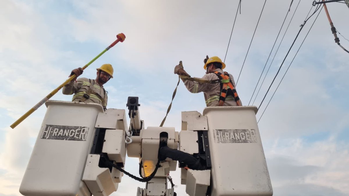 CFEmx's tweet photo. 📄 #CFEInforma| La CFE ha restablecido el suministro eléctrico al 62% de los usuarios afectados por el huracán #Norma en Baja California Sur, gracias a los trabajos ininterrumpidos del personal electricista. https://t.co/ydamR61Rti https://t.co/eciCKbgJXW