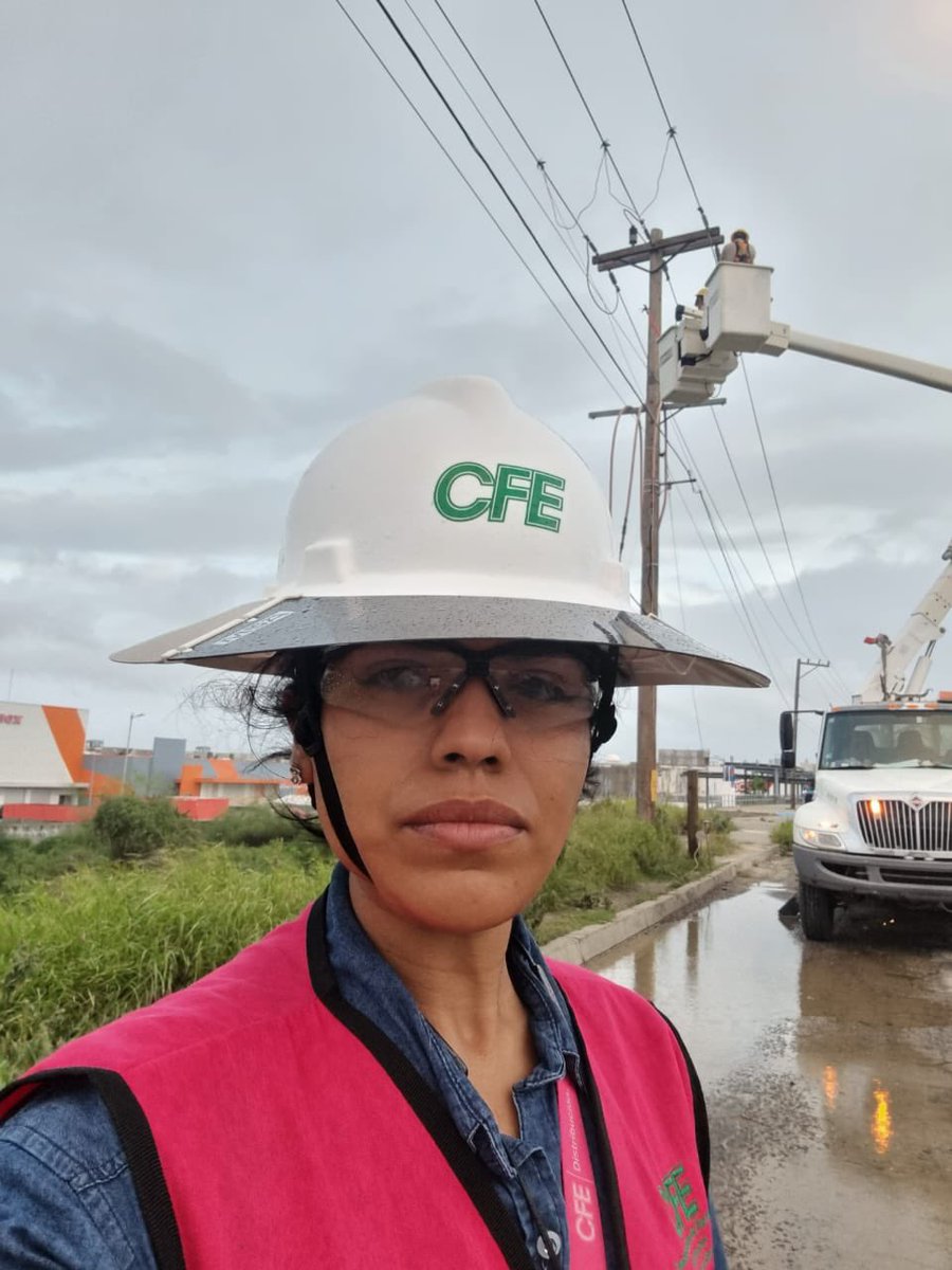 CFEmx's tweet photo. 📄 #CFEInforma| La CFE ha restablecido el suministro eléctrico al 62% de los usuarios afectados por el huracán #Norma en Baja California Sur, gracias a los trabajos ininterrumpidos del personal electricista. https://t.co/ydamR61Rti https://t.co/eciCKbgJXW