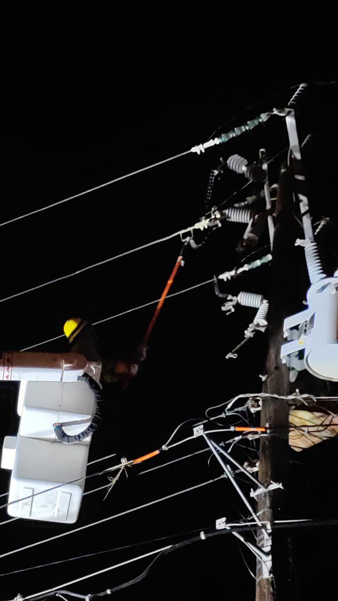 CFEmx's tweet photo. 📄 #CFEInforma| La CFE ha restablecido el suministro eléctrico al 62% de los usuarios afectados por el huracán #Norma en Baja California Sur, gracias a los trabajos ininterrumpidos del personal electricista. https://t.co/ydamR61Rti https://t.co/eciCKbgJXW