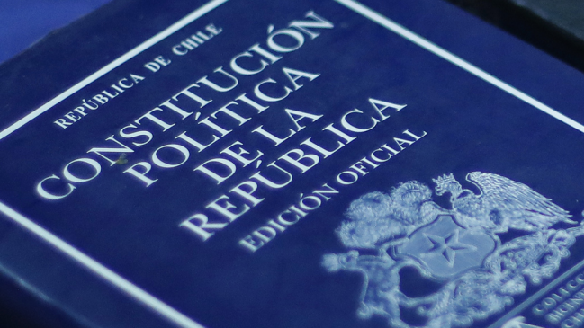 Cooperativa's tweet photo. Comisión Mixta aprobó objeción de conciencia, exención de contribuciones y expulsión de migrantes "en el menor tiempo". También modificó que acceso de mujeres y hombres a la política ya no será "igualitario" sino "equilibrado" #CooperativaContigo https://t.co/CmTFRbbbGg https://t.co/AhTYZXbZJp