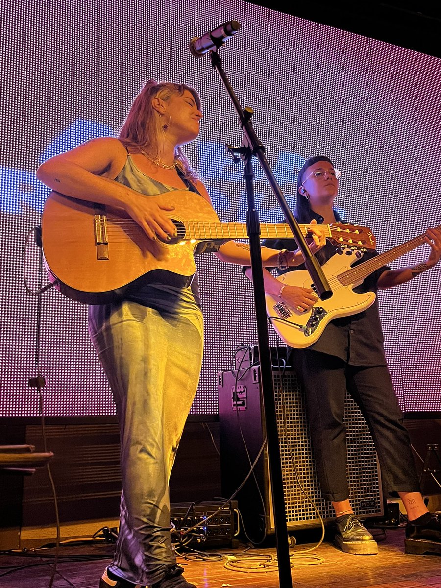 lasaralara_'s tweet photo. Alba Reche tocando la guitarra algo fuera de este mundo, solo miren ese sentimiento 🙌🏻🧡

#HTTourGDL #AlbaRecheMéxico #HTTourMexico https://t.co/0UVzrQChox