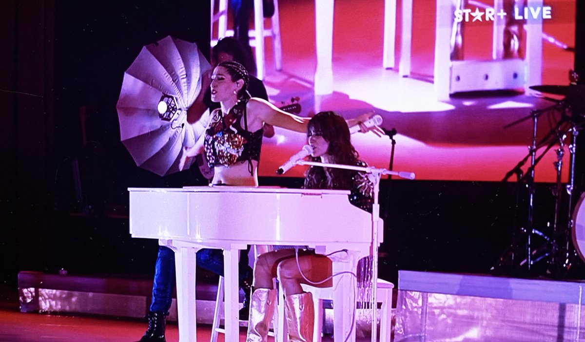 florlyricss's tweet photo. Las extraño tantísimo @haashoficial 😭💗💗 

#HaAshStarPlusLive https://t.co/aRSq9Uy2w9