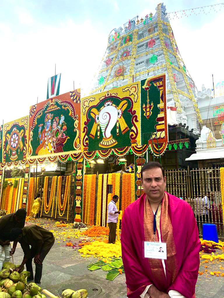 VVSLaxman281's tweet photo. Had great Darshan of Lord Venkateshwara at Tirumala and Lord Shiva at Kalahasti. Prayed for the well-being of everyone. 

Om Namo Venkatesaya��🏼
Om Namaha Shivaya 🙏🏼 https://t.co/CkIhktas4D