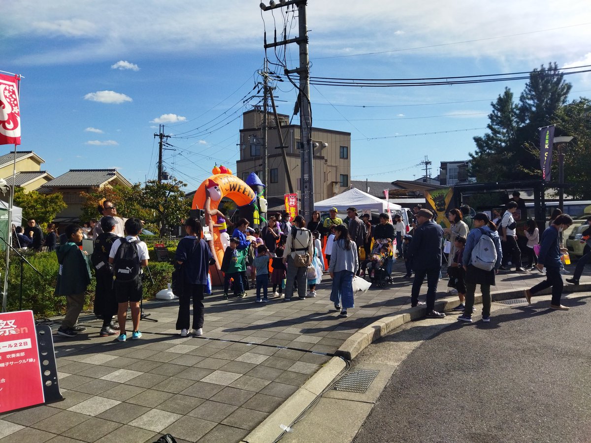1116takuto's tweet photo. 本日10/22㈰は、嵯峨嵐山駅前にて！
秋深まりつつある今日はハロウィンカラー🎃

このあと14時過ぎよりパフォーマンス！

#フリースタイルフットボール https://t.co/b4rN5gxMWE