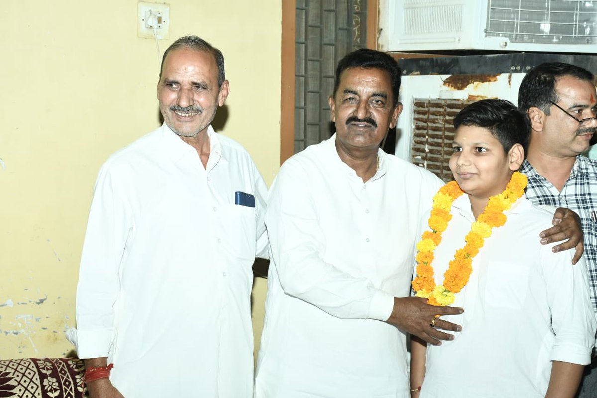 sanjeevbeniwal_'s tweet photo. भादरा विधानसभा के परीवार के सदस्य पाला राम जी सोनी ने परिवार व अपने सैकड़ों कार्��कर्ताओं के साथ भाजपा को समर्थन दिया इसी दौरान क्षेत्रवासियों द्वारा दिए गए मान - सम्मान एवं समर्थन के लिए हृदय से आभार प्रकट करता हूं।@narendramodi @BJP4Rajasthan @BJP @JPNadda @VasundharaBJP https://t.co/FWj67ykVo9