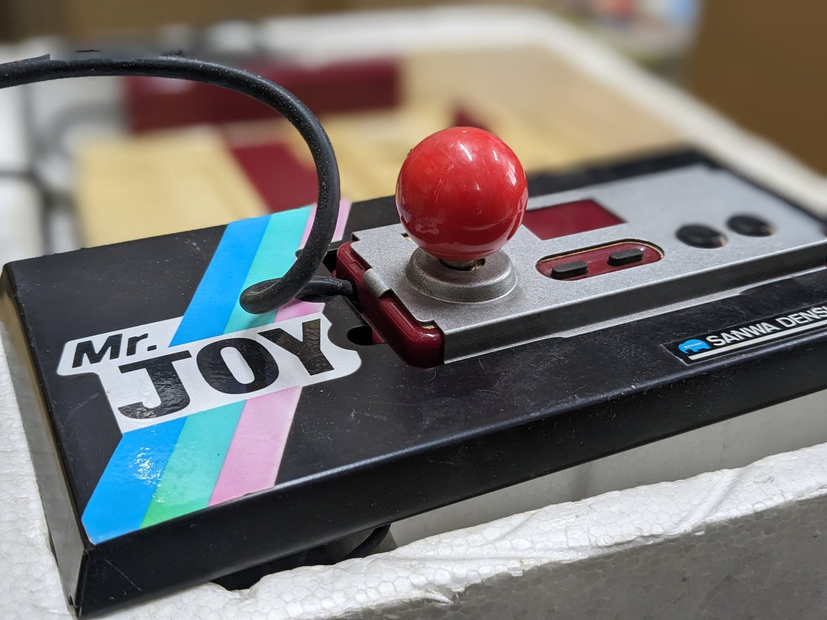 ファミコン用コントローラー補助器具「Mr.JOY」です。なんとあの三