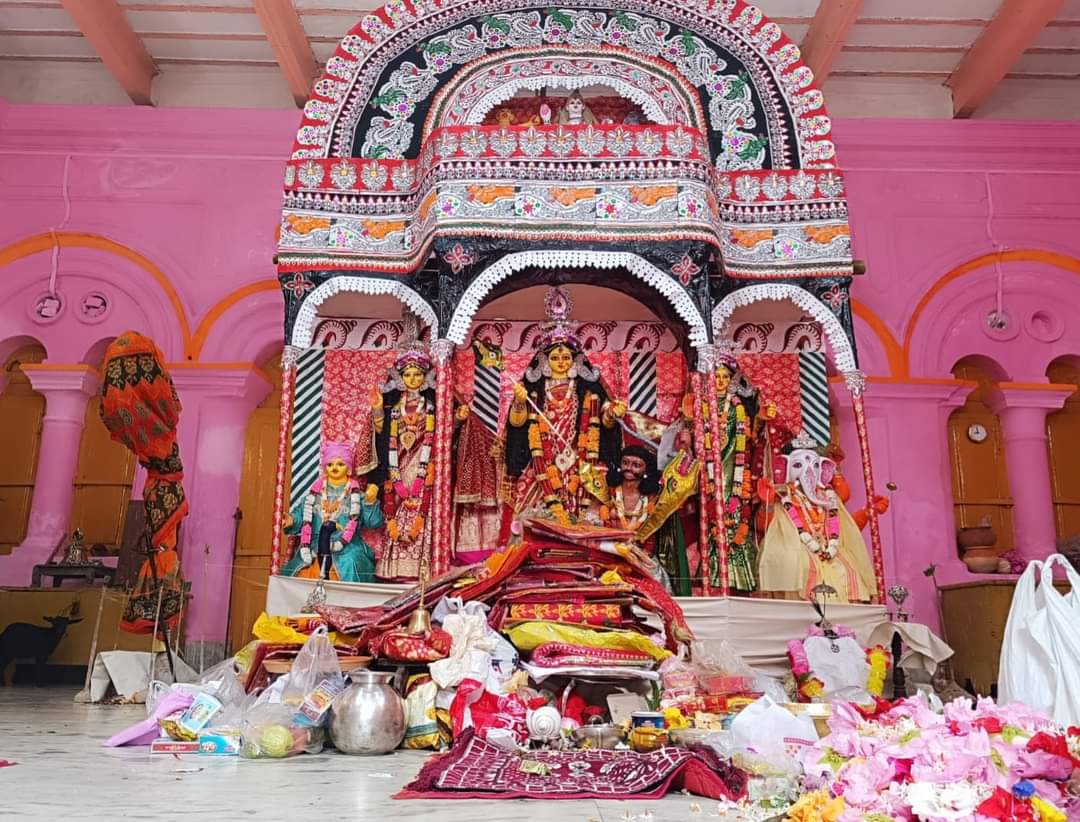 PratimaBhoumik's tweet photo. আজ মহা অষ্টমীর পূ্ণ্য লগ্নে দুর্গা বাড়িতে মায়ের অঞ্জলি দেওয়ার ও আশীর্বাদ গ্রহণের সৌভাগ্য হয়।
সকল রাজ্যবাসীকে মহা অষ্টমীর অনেক অনেক শুভেচ্ছা ও অভিনন্দন । মায়ের নিকট প্রার্থনা, মা যেন সকলকে ভালো রাখে, সুস্থ রাখে ।। https://t.co/nwmWR3f5BQ
