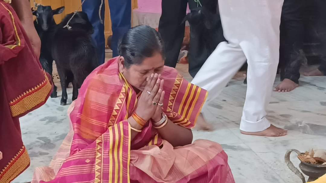 PratimaBhoumik's tweet photo. আজ মহা অষ্টমীর পূ্ণ্য লগ্নে দুর্গা বাড়িতে মায়ের অঞ্জলি দেওয়ার ও আশীর্বাদ গ্রহণের সৌভাগ্য হয়।
সকল রাজ্যবাসীকে মহা অষ্টমীর অনেক অনেক শুভেচ্ছা ও অভিনন্দন । মায়ের নিকট প্রার্থনা, মা যেন সকলকে ভালো রাখে, সুস্থ রাখে ।। https://t.co/nwmWR3f5BQ