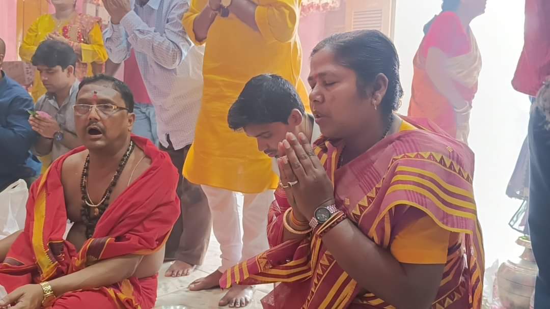 PratimaBhoumik's tweet photo. আজ মহা অষ্টমীর পূ্ণ্য লগ্নে দুর্গা বাড়িতে মায়ের অঞ্জলি দেওয়ার ও আশীর্বাদ গ্রহণের সৌভাগ্য হয়।
সকল রাজ্যবাসীকে মহা অষ্টমীর অনেক অনেক শুভেচ্ছা ও অভিনন্দন । মায়ের নিকট প্রার্থনা, মা যেন সকলকে ভালো রাখে, সুস্থ রাখে ।। https://t.co/nwmWR3f5BQ