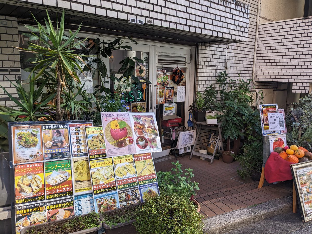 koji462mesi's tweet image. 千葉市 #rasoi
Vtanさんの飯テロで行きたかったラソイで初ラソイランチ。
ツイート見ると一足違いだったっぽい。カレー２品とも旨いし、みっしりしたナンが香ばしく焼かれててクリスピー。そしてSサイズナンおかわり。
美味しかった。ご馳走様でした。