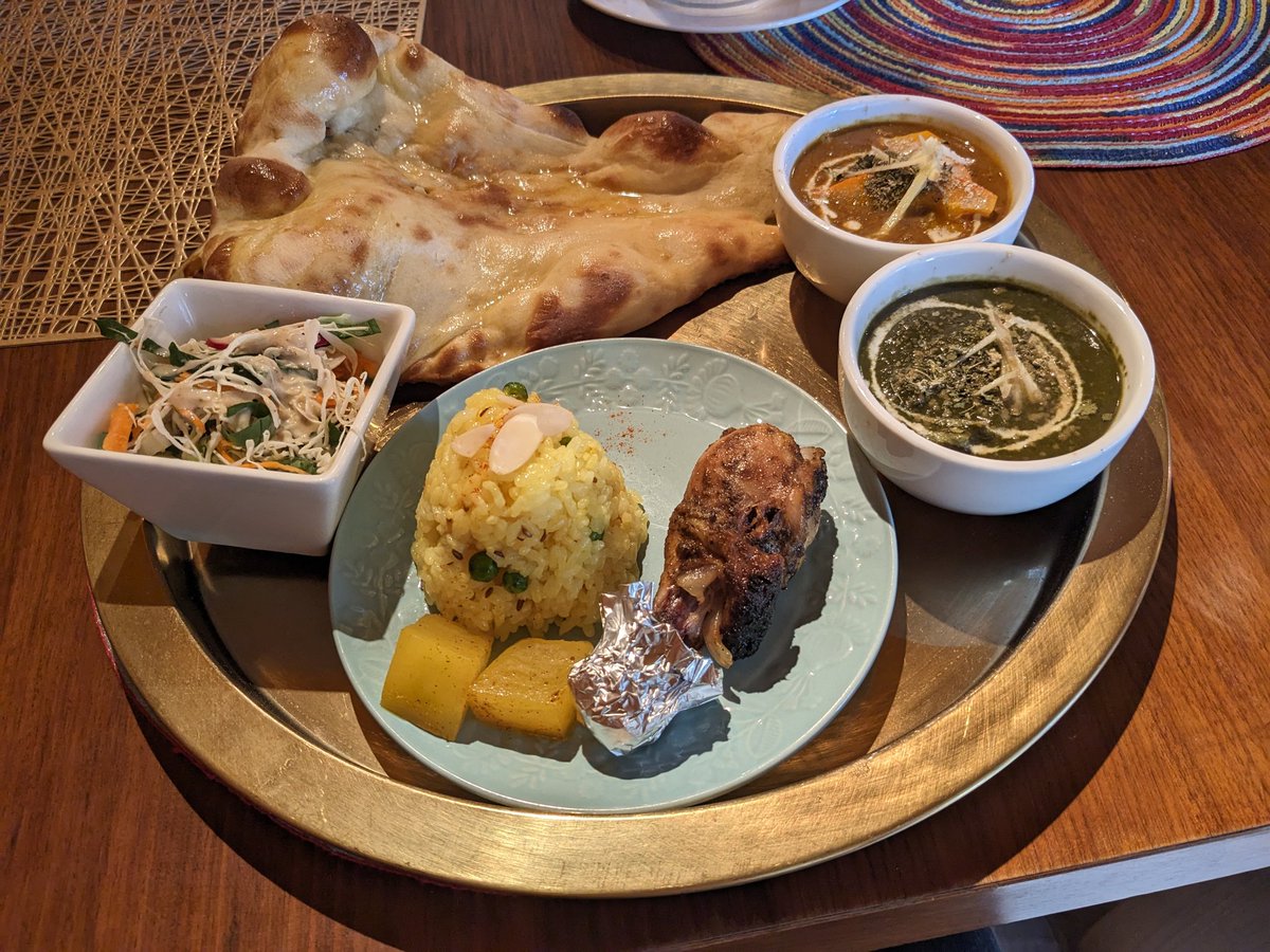 koji462mesi's tweet image. 千葉市 #rasoi
Vtanさんの飯テロで行きたかったラソイで初ラソイランチ。
ツイート見ると一足違いだったっぽい。カレー２品とも旨いし、みっしりしたナンが香ばしく焼かれててクリスピー。そしてSサイズナンおかわり。
美味しかった。ご馳走様でした。