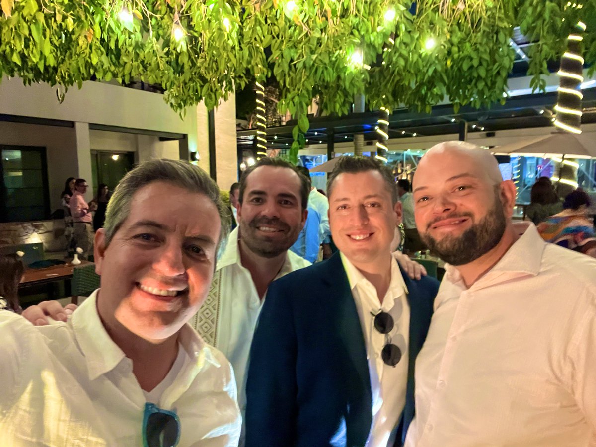 DelValleColosio's tweet photo. Hermanos. 
♥️ ♦️ ♣️ ♠️ https://t.co/xK4sijsPmi