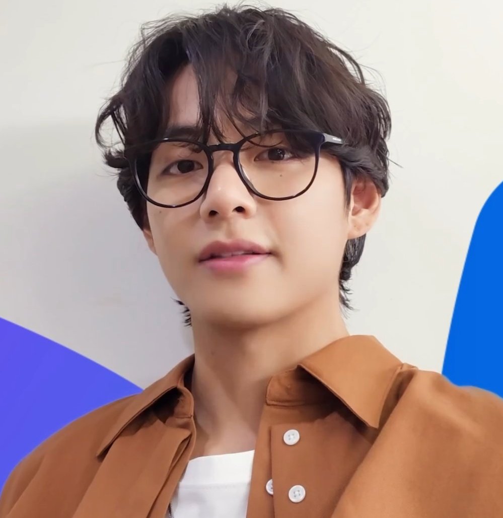 thvdiaries's tweet photo. taehyung in glasses &amp; disheveled hair <3 https://t.co/I046kPvZyV