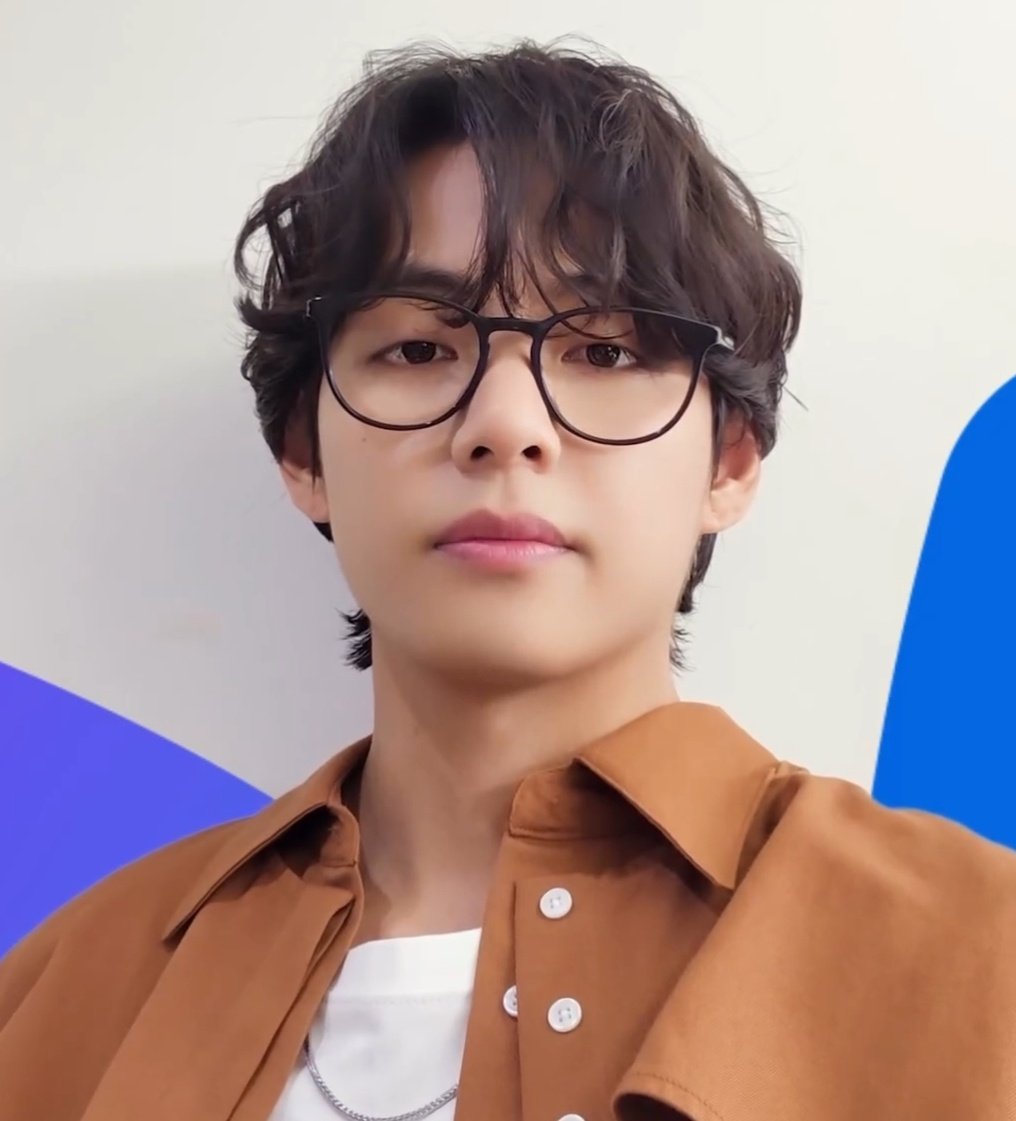 thvdiaries's tweet photo. taehyung in glasses &amp; disheveled hair <3 https://t.co/I046kPvZyV