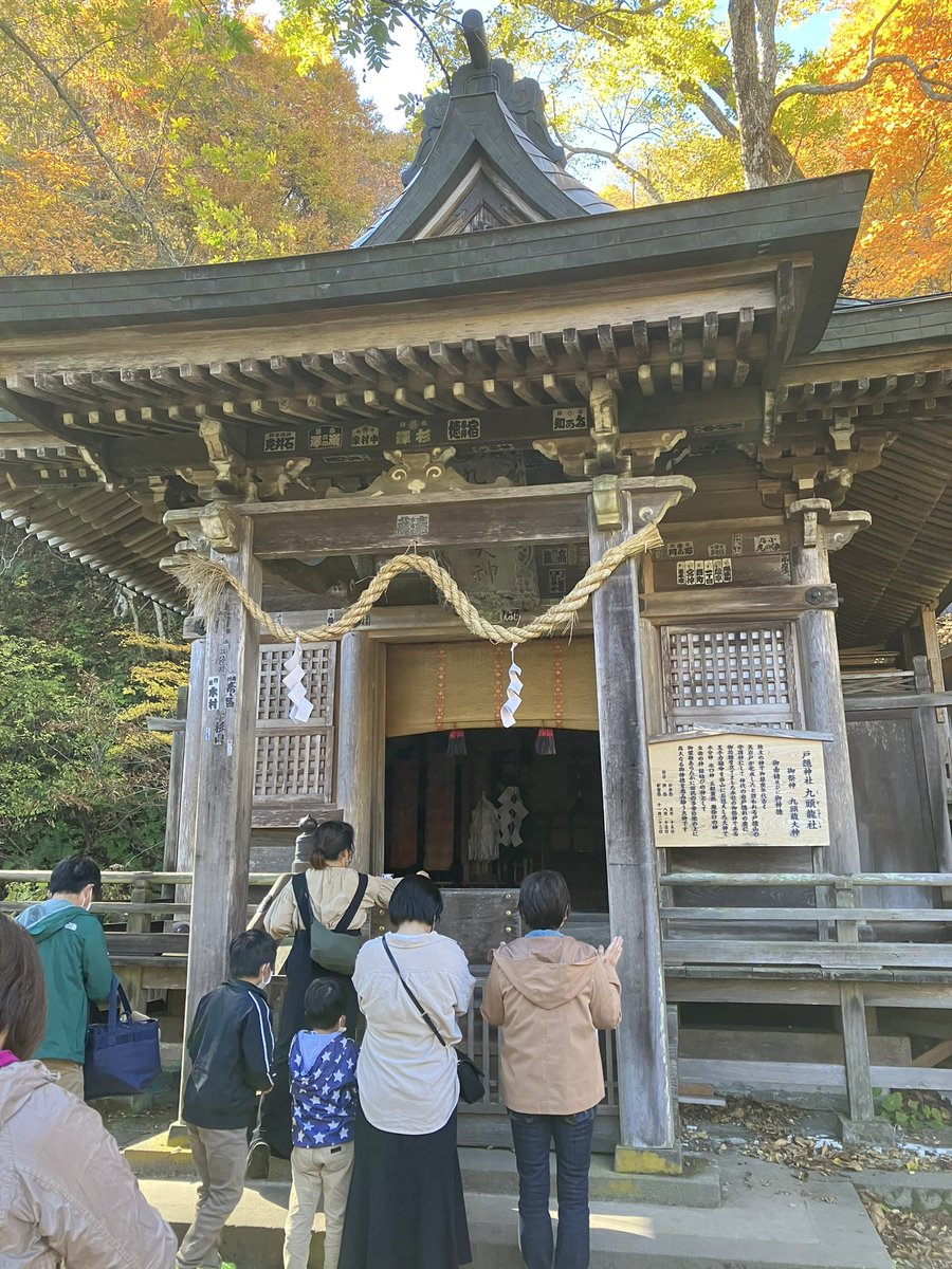 戸隠神社奥社・九頭龍社参拝 #shrine
戸隠神社奥社の御祭神は、天手力雄命（あめのたぢからおのみこと）。九頭龍社の御祭神は、九頭龍大神（くずりゅうのおおかみ）をお祀りする。九頭龍大神は、天手力雄命が奉斎される以前に地主神として奉斎されたそうである。奥社は磐座の中にお祀りされている。