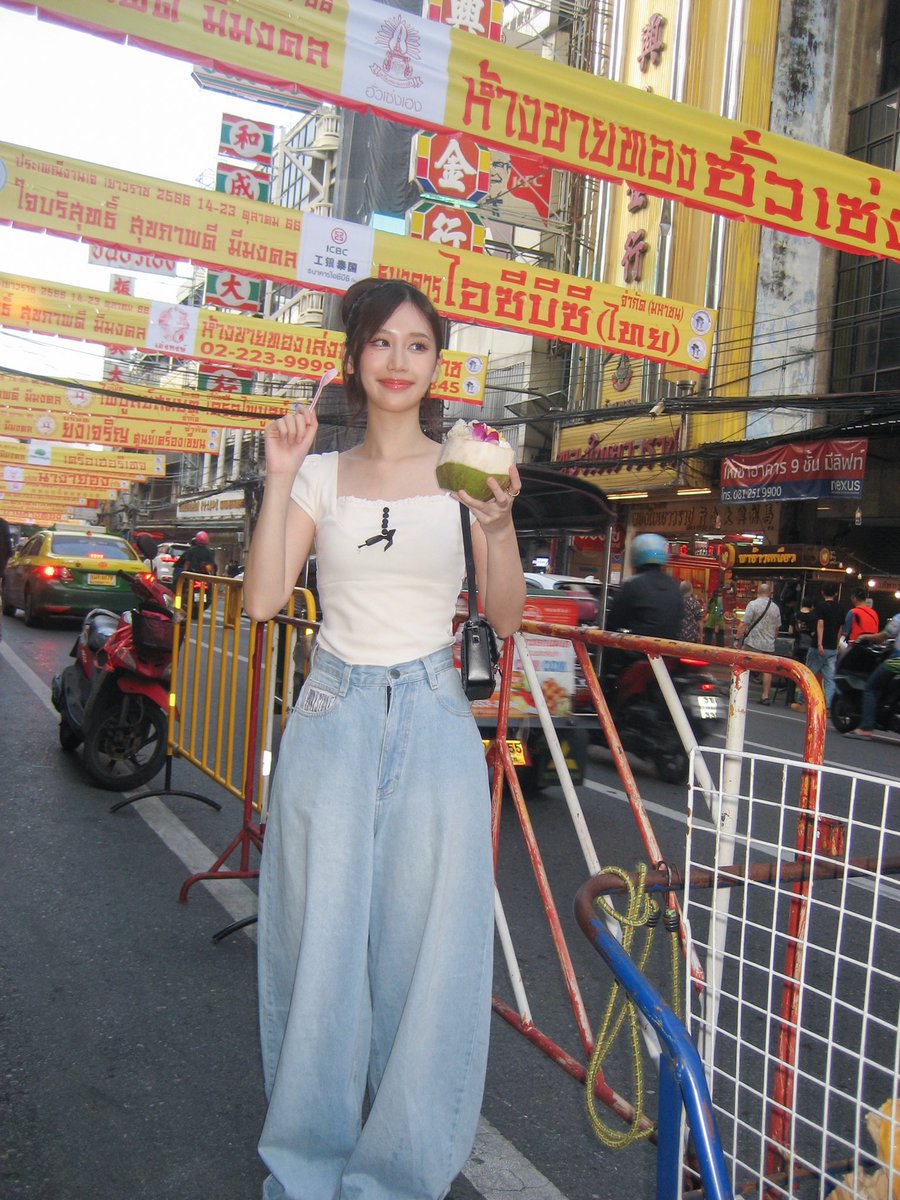 janeeeyeh's tweet photo. Tuktuk with me🛺 https://t.co/MiKtKRpkIi