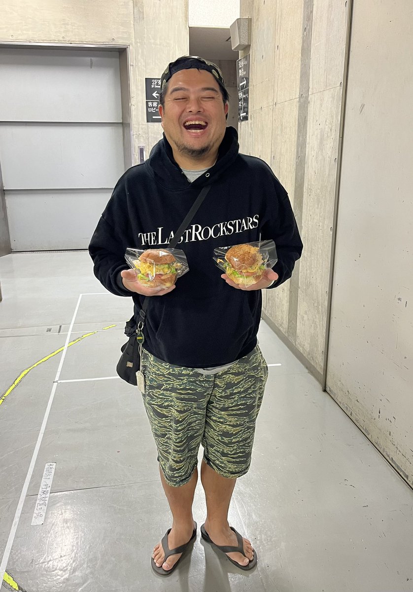 EIJI_OxAxT's tweet photo. オレたちのECHOES!!
悪魔超人祭二日目🍔🤗🍔

#Buns_Burger
#ECHOES2023 https://t.co/gdoPfP3jDY