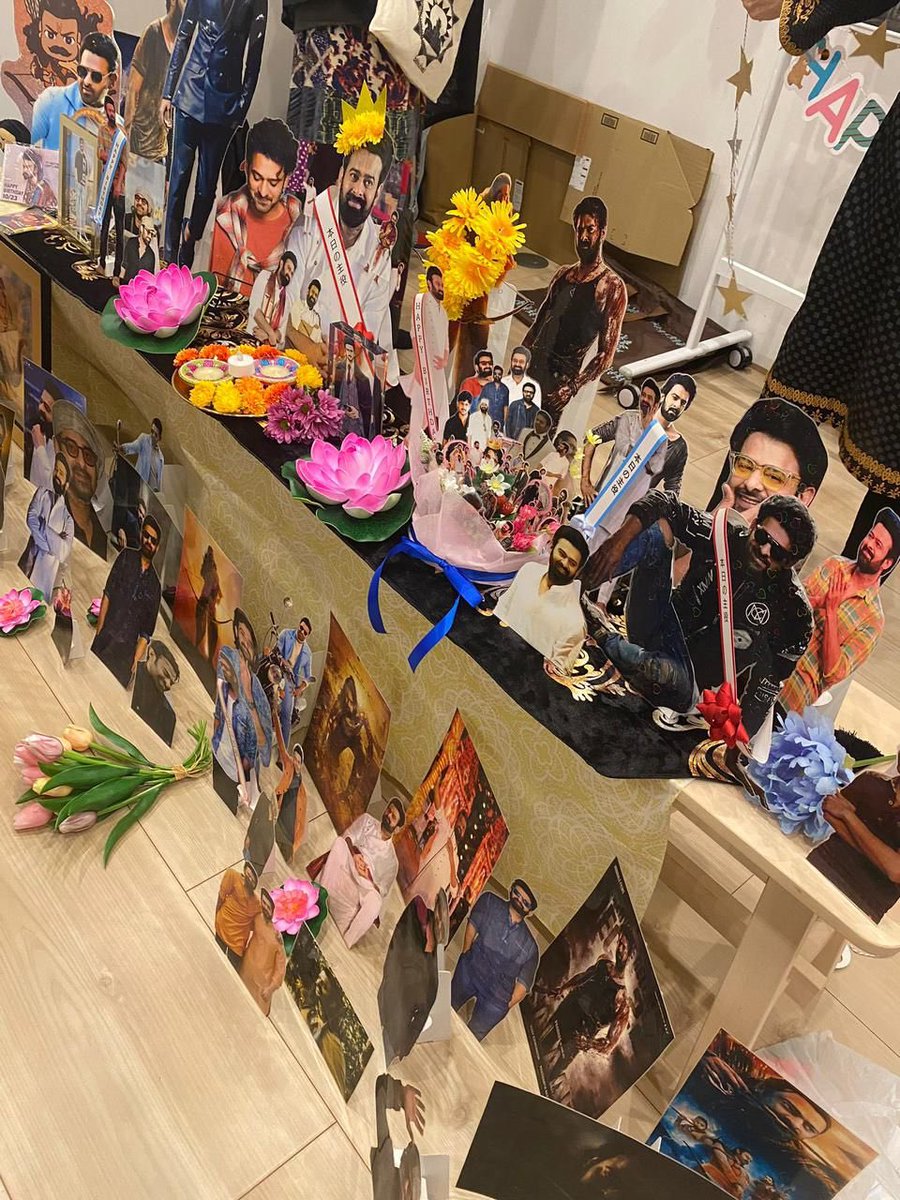 baraju_SuperHit's tweet photo. Rebelstar #Prabhas  birthday celebrations started early in Japan 🇯🇵💥💥
Japanese fans never cease to amaze year after year 🩷
#Salaar 

#PrabhasBirthdayJapan2023 #PrabhasBirthdayCelebrations https://t.co/geZ7MFZ2VD