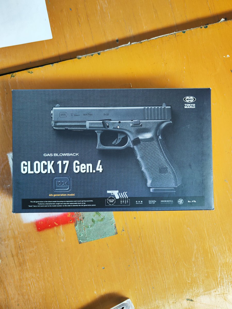 P14Bm's tweet photo. 突然ですがフォロワー1000人突破してたので
マルイGLOCK17gen4プレゼント企画します、箱はボロいですが未使用新品になります
私のアカウントをフォロー&amp;リポストしてくれた中から1名様、締切は10/31になりますこぞってご応募下さい。 https://t.co/nptMhDS5Mj