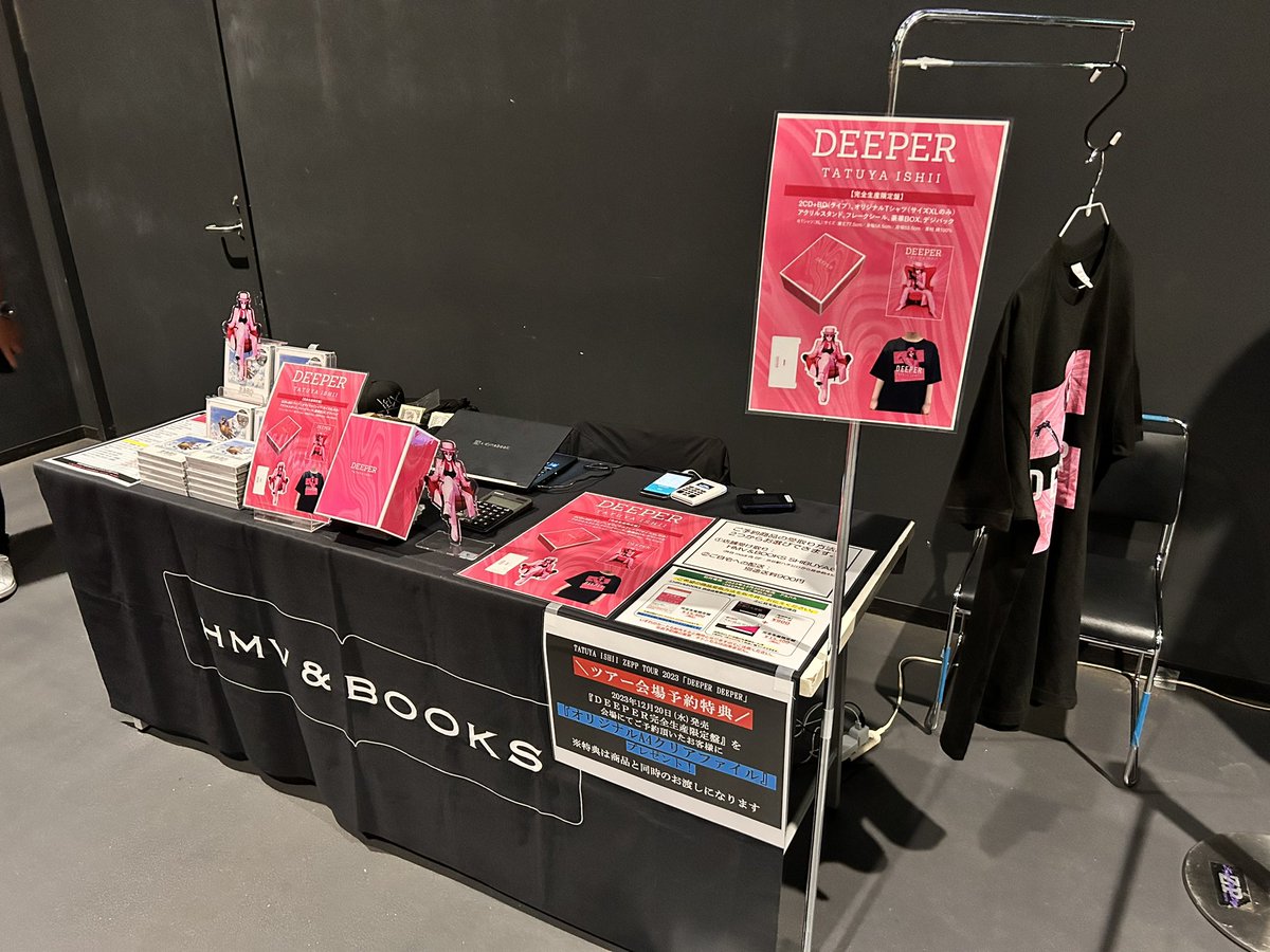 本日ツアー千秋楽！ 即売店では、 アルバム『DEEPER』の 特典グッズ