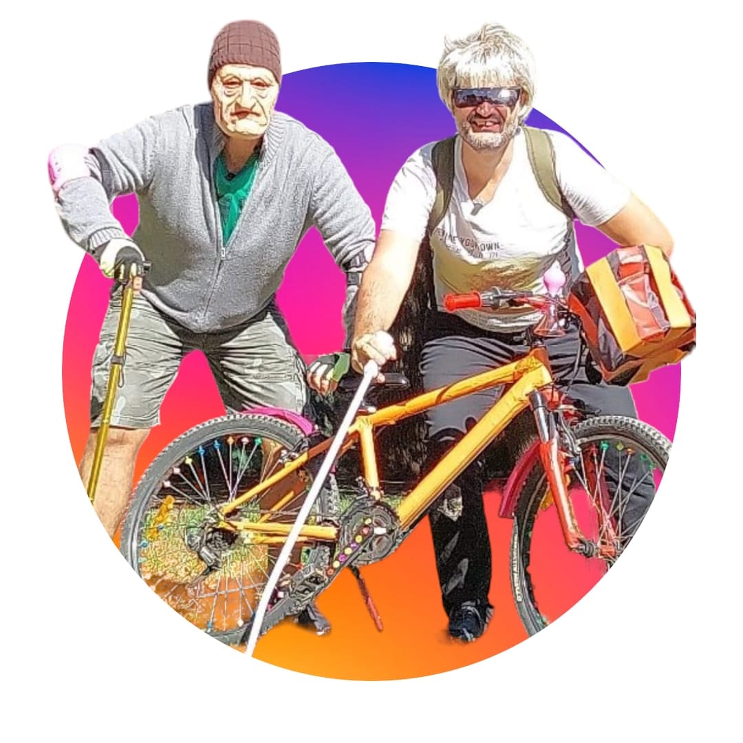 Da, cu tipii ăștia doi s-ar putea sa te întâlnești pe stradă, dar e ok - se țin de glume, va ieși distracție; aruncă un ochi pe canalul lor de Youtube, apoi clar - like and subscribe 👍