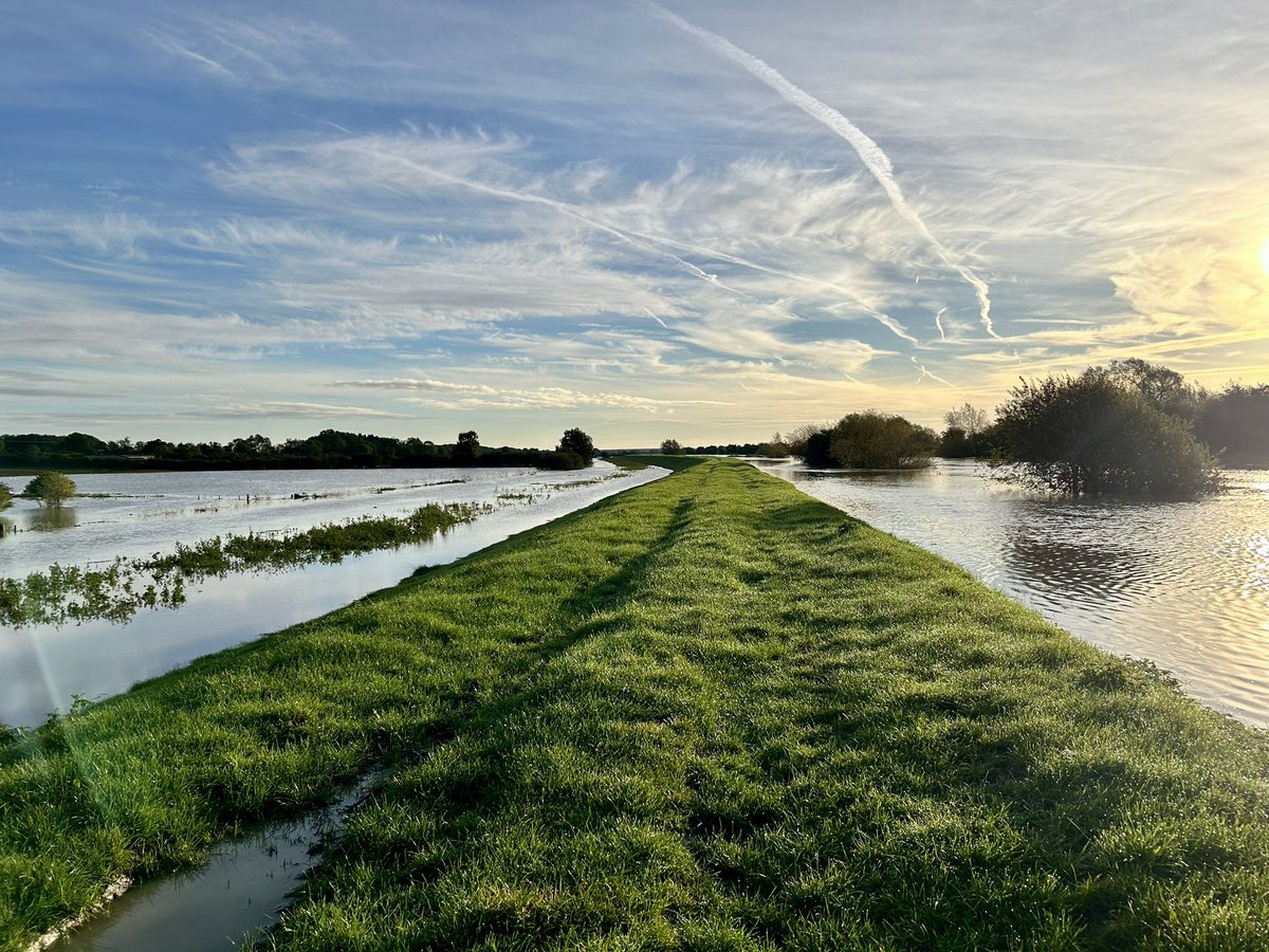 CraigRunner's tweet image. The river Witham. Never seen it this high. #riverwitham #lincolnshire #delph