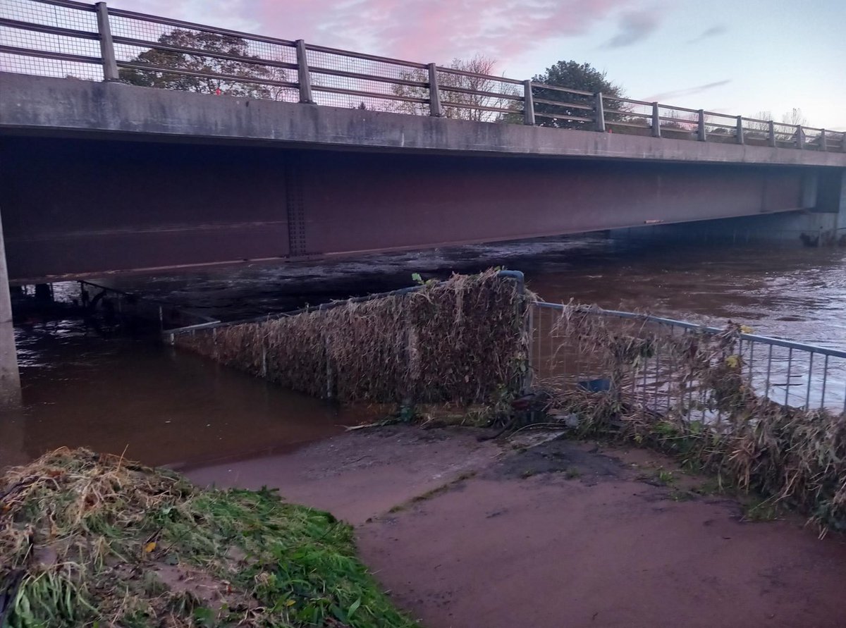 NETrunkRoads's tweet photo. ❗️⌚️ UPDATE: 09.40hrs Sunday 22/10
🌧️ Current water levels on the #A90 at #Finavon due to #StormBabet.
🚨 The #A90 remains CLOSED between Dundee & Stonehaven due to a SEPA flood warning.
➡️ Inspections of the road and bridge structures are currently being carried out. https://t.co/vv0NFg6goH