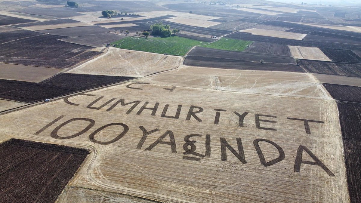Yozgat'ta bir çiftçi, tarlasına "Cumhuriyet 100 yaşında" yazdı.