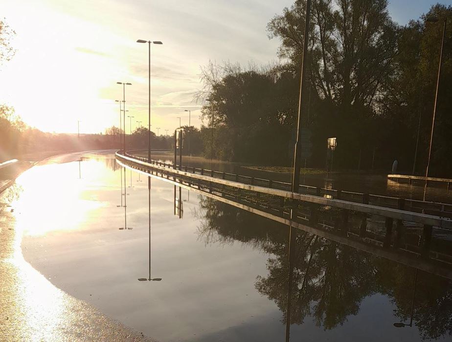 HighwaysEMIDS's tweet photo. The #A1 remains closed in both directions between the #B6325 #NorthMuskham  and the #A57/#A614 #Worksop near #NewarkOnTrent due to flooding. We continue to monitor the scene.

https://t.co/RAvRVC5VCB

We have enclosed latest images from scene. https://t.co/vsd5ljOOv6