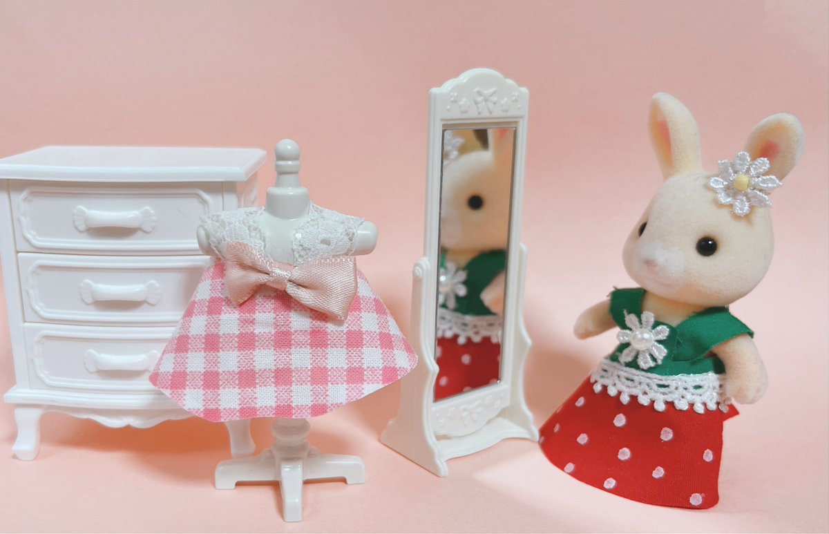 otmtrtr_ur's tweet image. どうしても、ハニくんに🍓着せたくて
気がついたら作ってた😂
まだ荒削りなところもあるけど…
イメージを少しづつ形に出来るようになってきた…はず！
せっかくなので分身素体ちゃんもおそろいコーデ作りました✌️

#シルバニア
#シル活
#RTいいねで気になった方お迎え