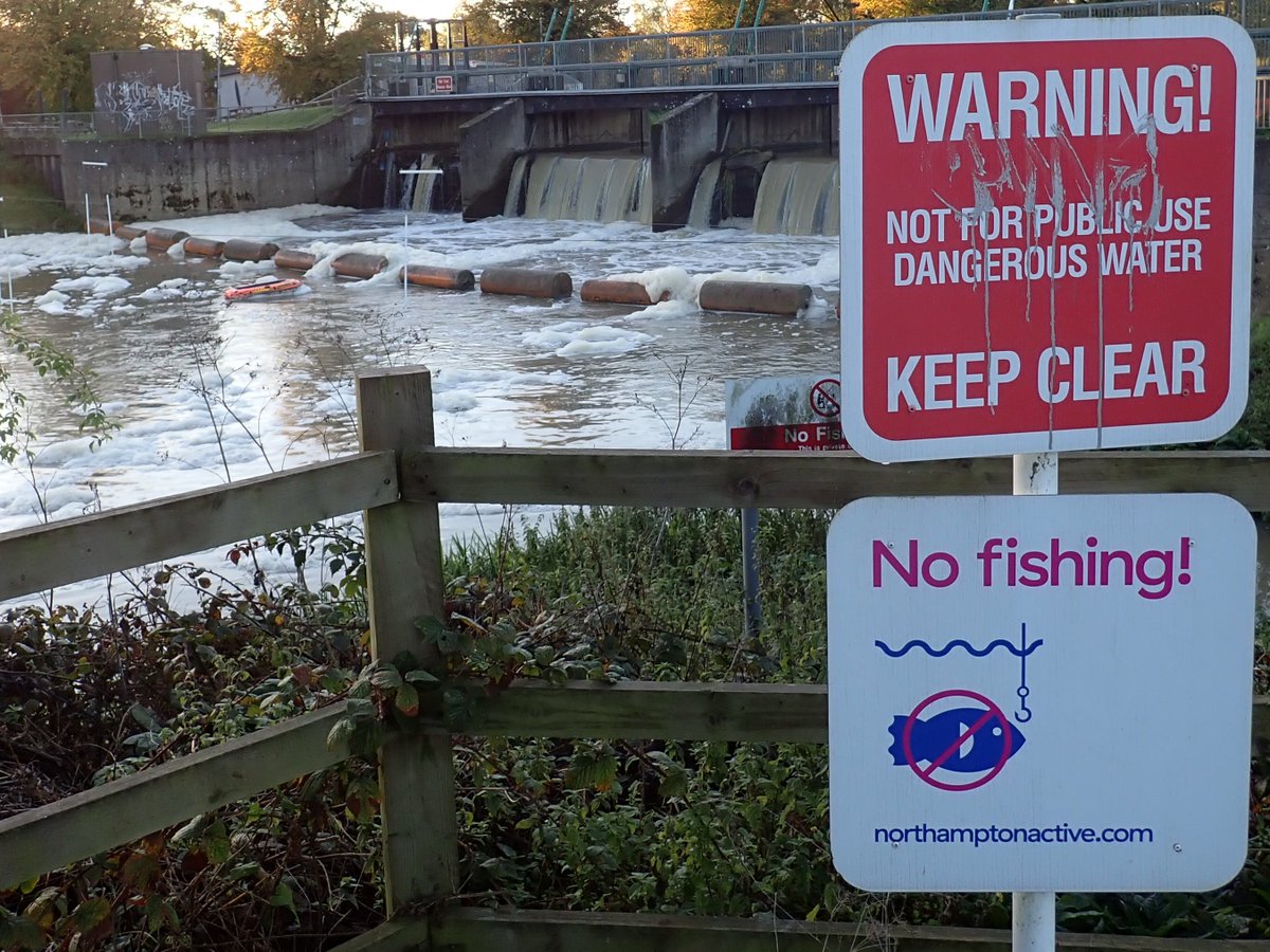 What is all this scum on the #rivernene? Certainly looks like dangerous water. Can fish survive under all that muck? <a href="/AnglianWater/">Anglian Water</a> <a href="/WestNorthants/">West Northamptonshire Council</a>