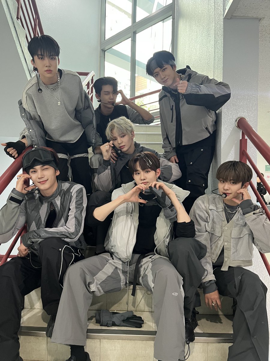 EVNNE_jp's tweet photo. [📸]
231022
SBS #人気歌謡 

もうEVNNEたちの最終回なんて信じられない🥲
かっこよくてお疲れ様な最高のEVNNEたち✨
いつもどこでも一生懸命応援してくれた最高なENNVEのみんな🩵
みんな本当にありがとう𐦠❤️

#EVNNE #イブン
#Target_ME #Role_Model https://t.co/rzYycJkSL4