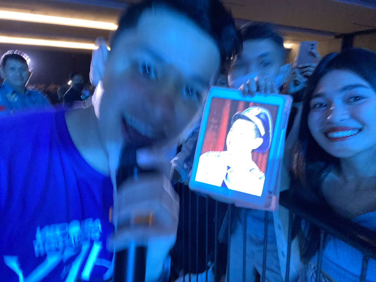 JohnLes28's tweet photo. Wala po akong dalang poster that time, and this photo was edited last 2020, in-airdrop ko nalang sa kaniya para mapamirma namin kay aljon. Such a wonderful experience

#AljonMendoza @AljonMendoza_ https://t.co/SWHJbJx3Ja