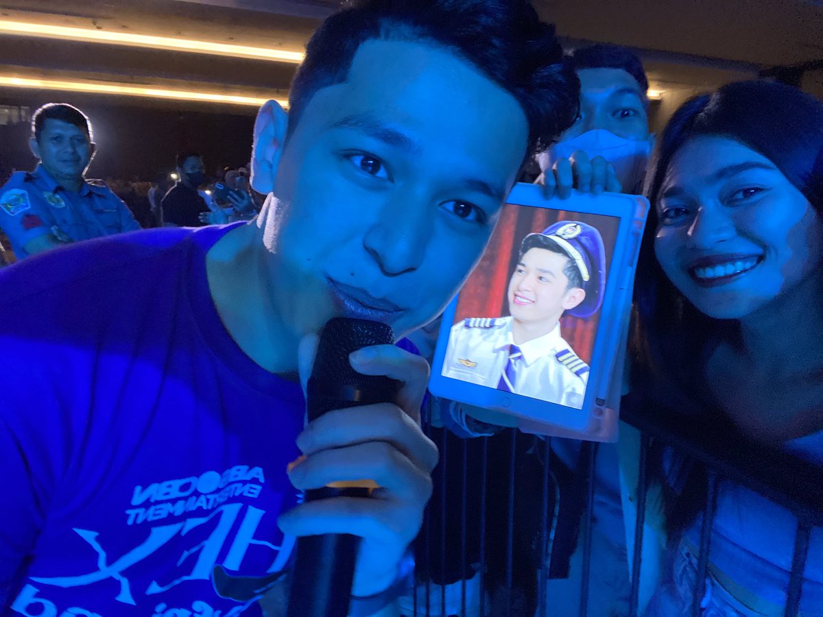 JohnLes28's tweet photo. Wala po akong dalang poster that time, and this photo was edited last 2020, in-airdrop ko nalang sa kaniya para mapamirma namin kay aljon. Such a wonderful experience

#AljonMendoza @AljonMendoza_ https://t.co/SWHJbJx3Ja