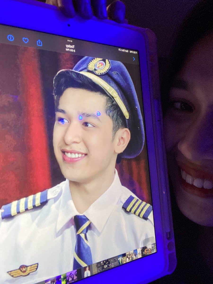 JohnLes28's tweet photo. Wala po akong dalang poster that time, and this photo was edited last 2020, in-airdrop ko nalang sa kaniya para mapamirma namin kay aljon. Such a wonderful experience

#AljonMendoza @AljonMendoza_ https://t.co/SWHJbJx3Ja